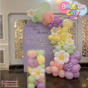 دکور تولد یکسالگی با تم طرح گلهای بابونه